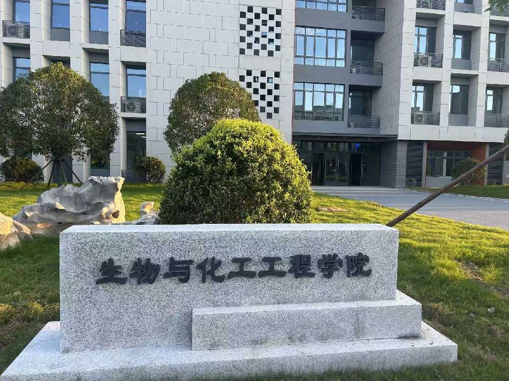 双柏县扬州职业大学体育场高杆灯项目
